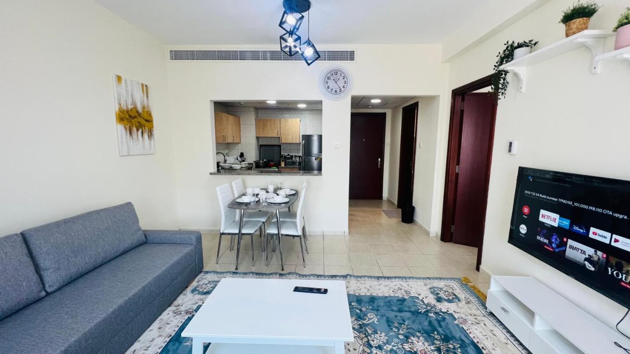 Newly Furnished Cozy One Bed 2 Bathroom View Apartment *