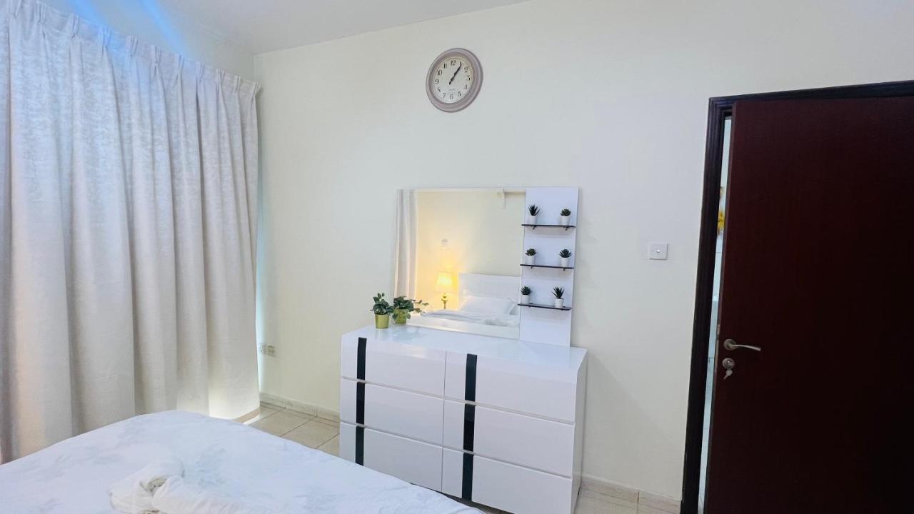 Newly Furnished Cozy One Bed 2 Bathroom View شقة