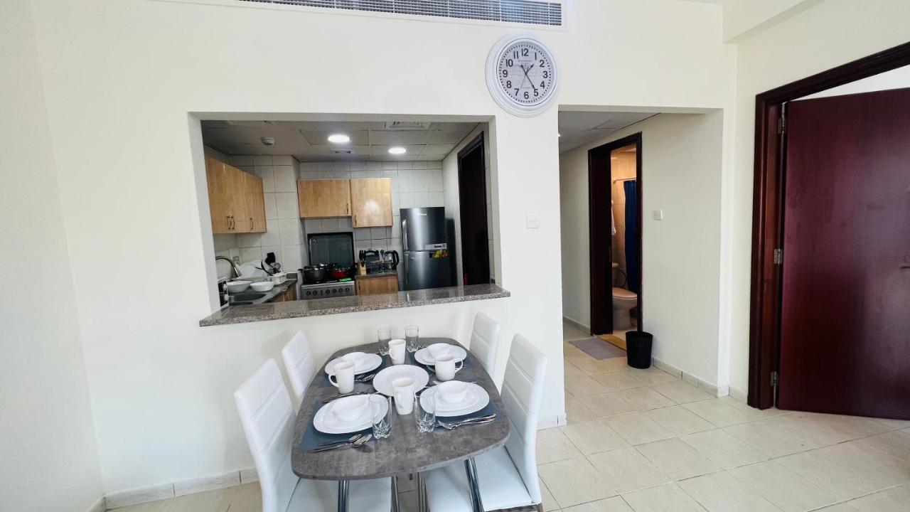 Newly Furnished Cozy One Bed 2 Bathroom View شقة